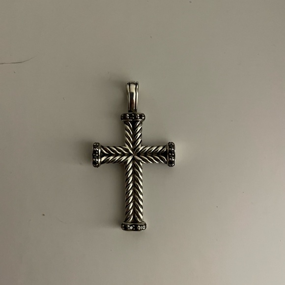 DAVID YURMAN CHEVRON CROSS PENDANT WITH PAVÉ BLACK DIAMONDS - Picture 2 of 6